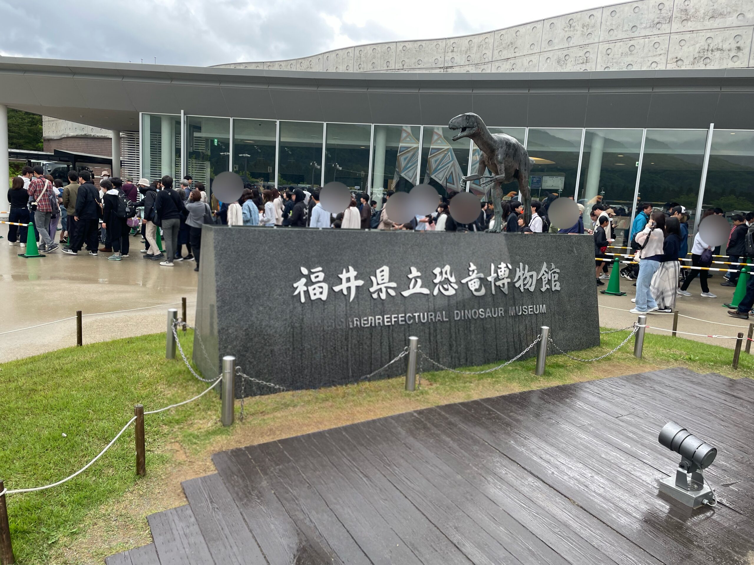 恐竜博物館前